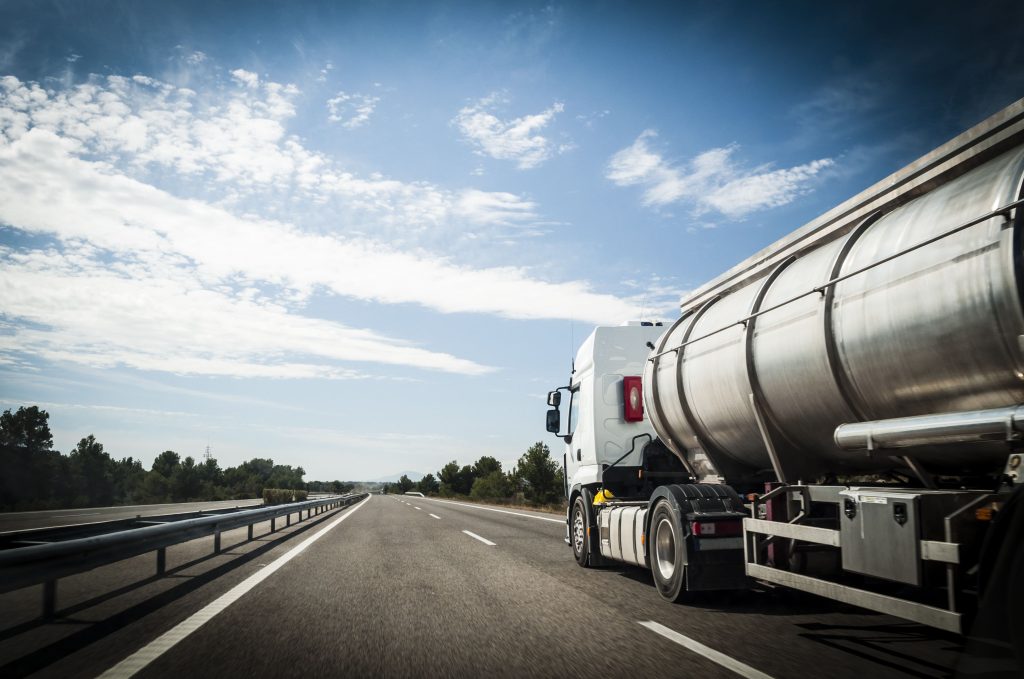 cisterna transportando liquidos por carretera